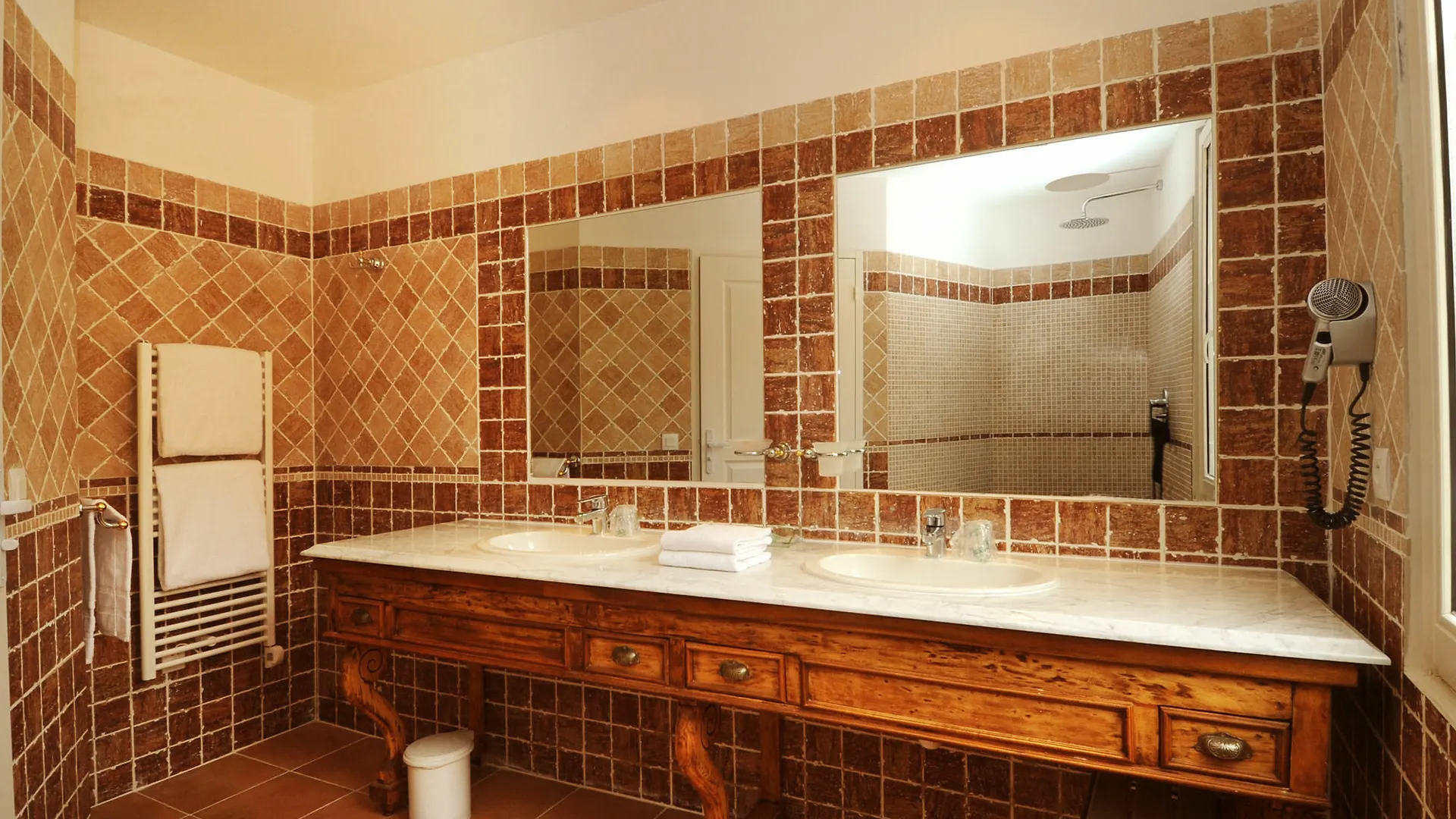 ****  Grand Hotel D'Orange, BW Signature Collection Orange  Francie